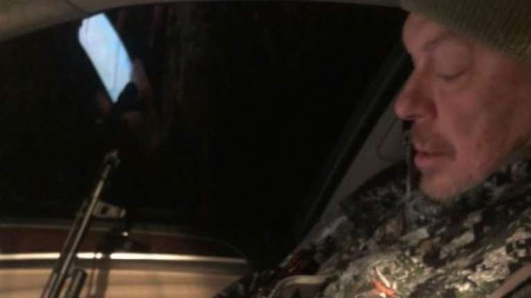 Σάσα Βολκόφ: Με το όπλο "παρά πόδα" υπερασπίζεται το χωριό του έξω από το Κίεβο - "Μαχόμαστε ηρωικά"