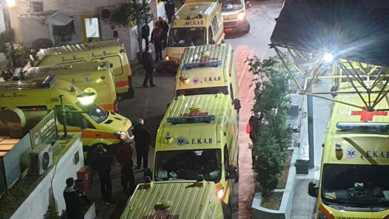 Μία εικόνα (που έγινε viral) χίλιες λέξεις: Ουρά τα ασθενοφόρα στον Ευαγγελισμό σε βραδιά εφημερίας