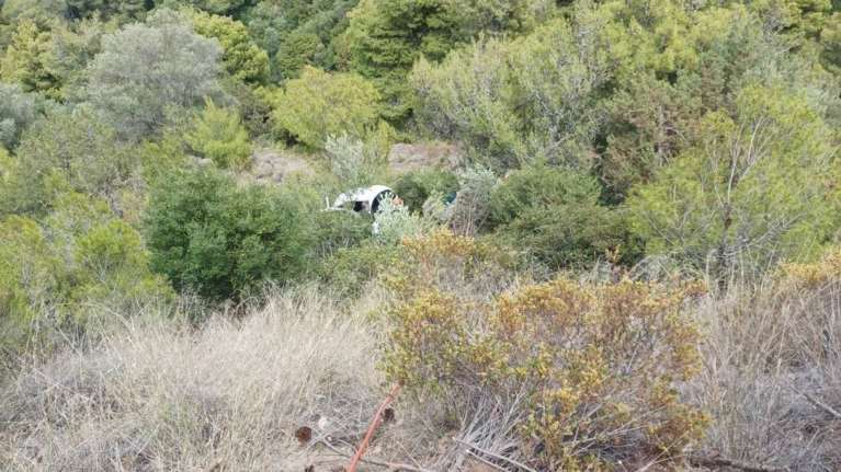 Μαραθώνας: Ζευγάρι ηλικιωμένων τουριστών έπεσε με το ΙΧ σε γκρεμό στο Μικρό Σέσι