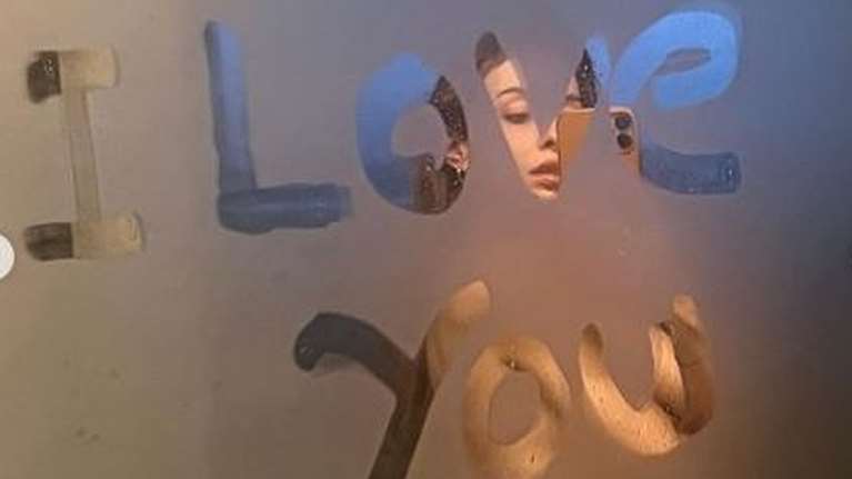 Ελένη Φουρέιρα: &quot;Βασίλισσα&quot; του Αγίου Βαλεντίνου - Γυμνή στο μπάνιο της, έριξε το Instagram [Εικόνα]