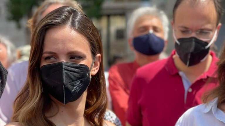 Η Εφη Αχτσιόγλου στη διαδήλωση, με εμφανή τα "σημάδια" της εγκυμοσύνης: Κρατά με προσοχή την κοιλιά της
