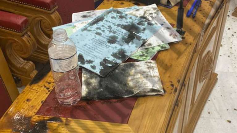 Επίθεση με βιτριόλι: Καρέ καρέ το σκηνικό της φρίκης στη Μονή Πετράκη - &quot;Ράντιζε&quot; Μητροπολίτες και έλιωναν τα ράσα  [εικόνες]