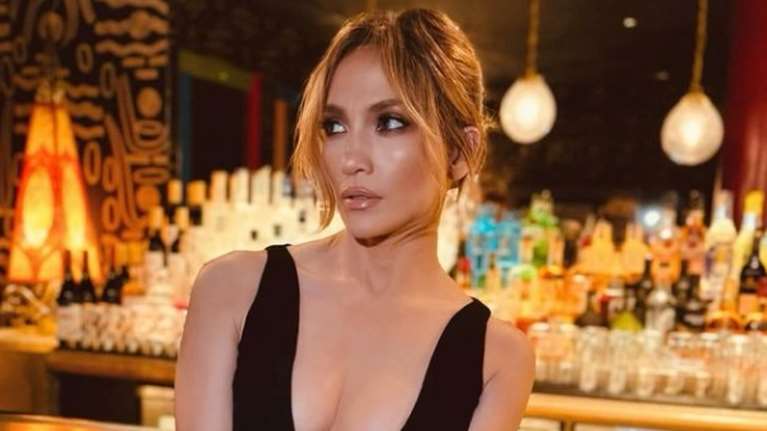 Θεά του στιλ σε Νέα Υόρκη και Λονδίνο η Τζένιφερ Λόπεζ: Το πλεκτό σετ με σορτσάκι και το πιο μικρό μαύρο φόρεμα στον κόσμο