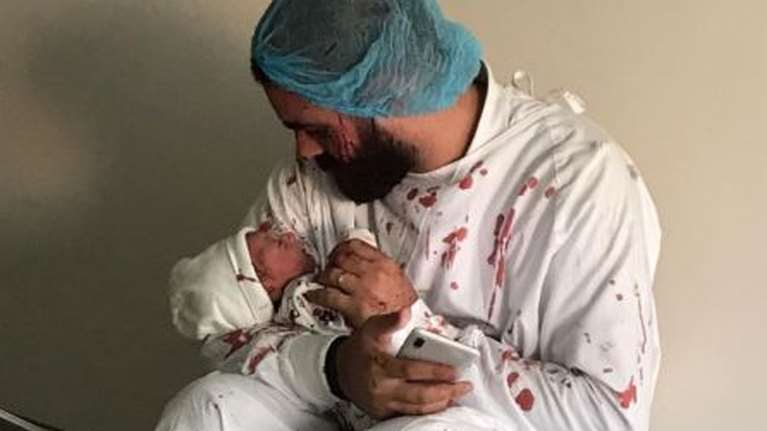 Εκρηξη στη Βηρυτό: Η πιο δυνατή εικόνα - Πατέρας κρατά τον νεογέννητο γιο του μέσα στο αίμα