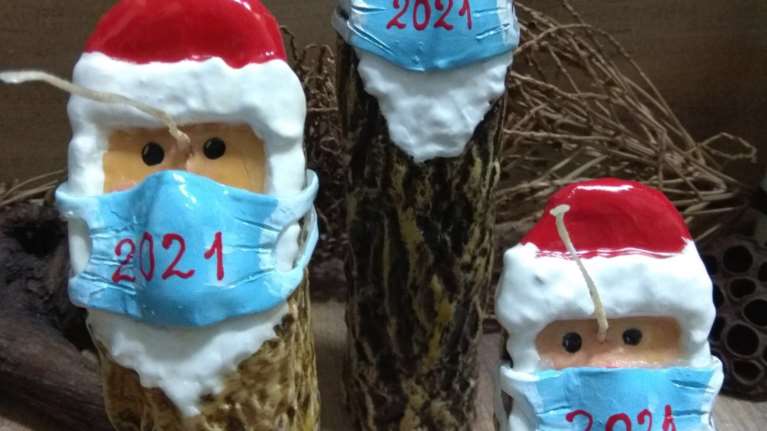 Χριστούγεννα την εποχή του κορονοϊού: Γούρια, πέταλα και Άι Βασίληδες με... μάσκες [εικόνες]