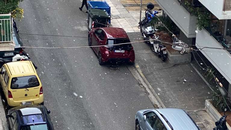 Επεσαν οι πρώτες νιφάδες χιονιού στο κέντρο της Αθήνας [βίντεο]