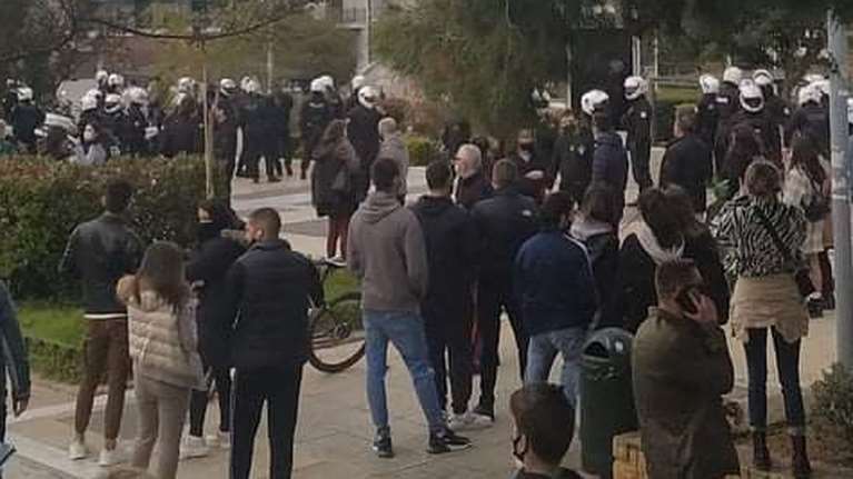 Νέα Σμύρνη: Επεισόδια μετά από ελέγχους της αστυνομίας - Καταγγελίες για αστυνομική βία [εικόνες - βίντεο]