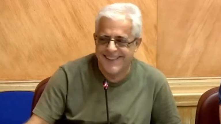 Το επικό σαρδάμ του Νίκου Σοφιανού στο δημοτικό συμβούλιο: Μπέρδεψε τις ζαρντινιέρες με τις... ζαρτιέρες [βίντεο]