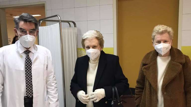 Ενθουσιασμένη η Έλενα Ακρίτα - Πήγε την μητέρα της για το εμβόλιο στο Εμβολιαστικό Κέντρο: Για να λέμε και τα καλά...