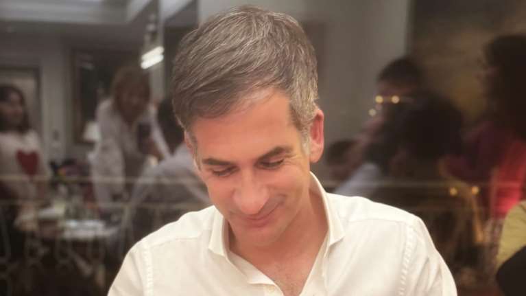 Ο Κώστας Μπακογιάννης έσβησε τα 47 κεράκια της τούρτας του και λέει την ευχή που έκανε [εικόνα]