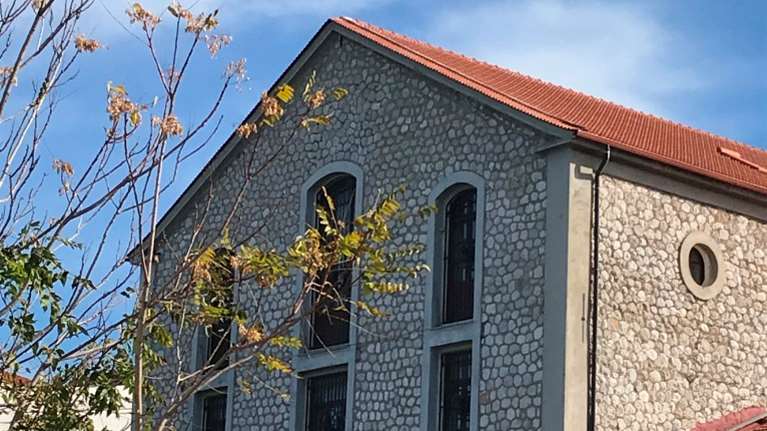 Θέατρο &quot;όροφως&quot;: Οι σταφιδαποθήκες &quot;Βουρλούμη&quot; στην Πάτρα μεταμορφώθηκαν σε εστία πολιτισμού [εικόνες]