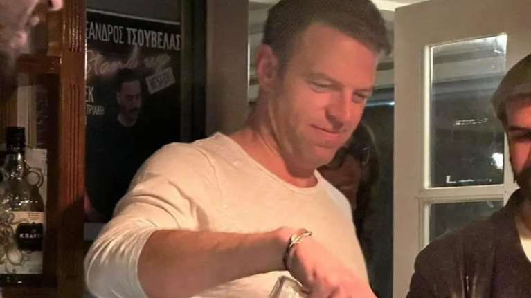 Για "ποτάρες" στις Σπέτσες ο Κασσελάκης, ενώ κάθε μέρα φεύγουν δεκάδες μέλη από τον ΣΥΡΙΖΑ