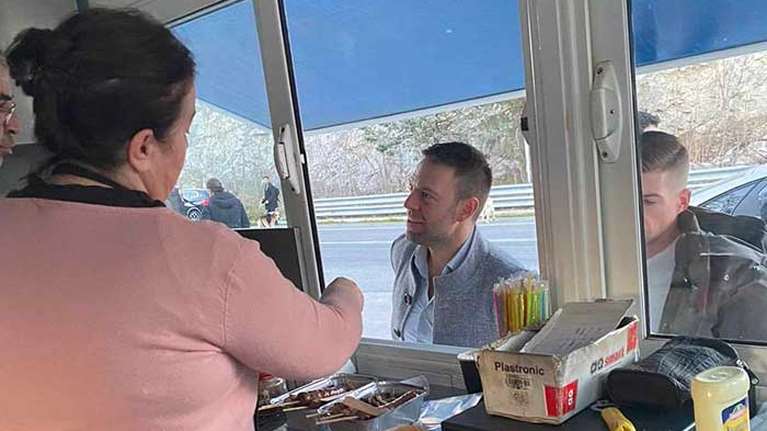 Στέφανος Κασσελάκης: Σε καντίνα για &quot;βρώμικο&quot; μαζί με τον Τάιλερ στα Σέρβια Κοζάνης, το γενναιόδωρο πουρμπουάρ [εικόνες]