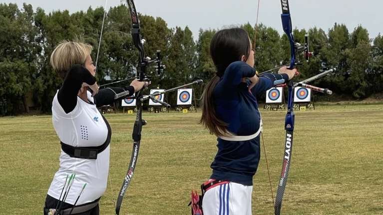 Ευαγγελία &amp; Μαρία: Μητέρα και κόρη μέλη της εθνικής ομάδας τοξοβολίας, στοχεύουν μαζί στους Ολυμπιακούς Αγώνες του 2024
