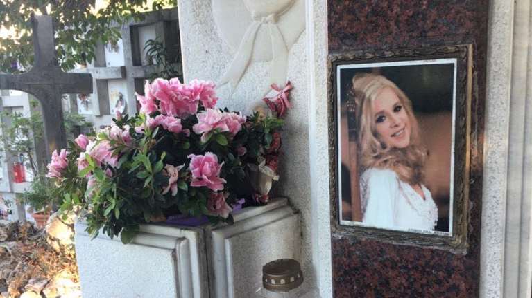 Μνημόσυνο για την Αλίκη Βουγιουκλάκη: Hθοποιοί, τραγουδιστές, φίλοι και συνεργάτες στο Α' Νεκροταφείο