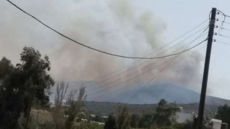 Μεγάλη πυρκαγιά στο Μαράθι Πάρου - Ορατοί οι καπνοί από τη γειτονική Νάξο