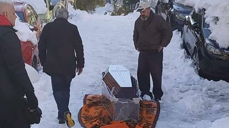 Εικόνες ντροπής στου Ζωγράφου: Σέρνουν φέρετρο με νεκρό στα χιόνια [βίντεο]