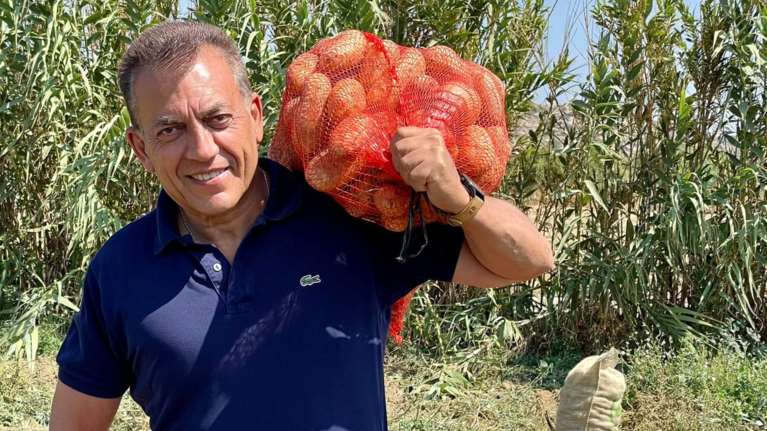 Ο Γιάννης Βρούτσης της ΝΔ κουβαλάει... πατάτες στη Νάξο [εικόνες]