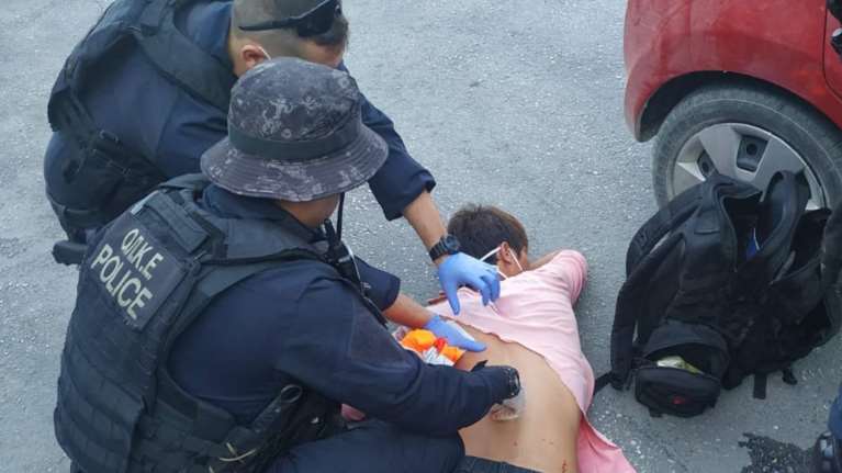 Εικόνες-σοκ από τη Μόρια: Αφγανός μαχαιρώθηκε από ομοεθνείς του - Του πήραν κινητό και λεφτά