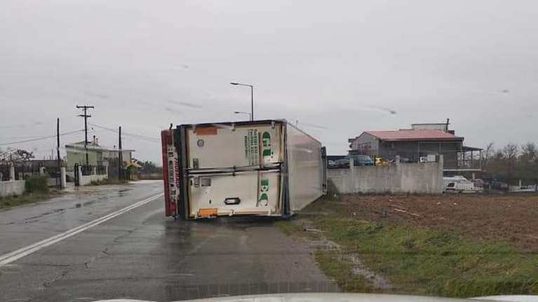 Ξάνθη: Φορτηγά ανατράπηκαν στη μέση του δρόμου, εξαιτίας των ισχυρών ανέμων [ απίστευτες εικόνες]