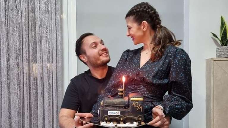 Τέμπη: &quot;Σε περιμένω να γυρίσεις, σ&#39;αγαπώ για πάντα&quot; - Η τούρτα &quot;τρένο&quot; από τη σύντροφο του εκπαιδευόμενου μηχανοδηγού