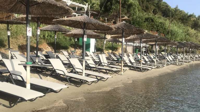 &quot;Κίνημα της Πετσέτας&quot;: Ξεσηκώθηκαν και οι κάτοικοι στο Λαγονήσι - Τρεις συλλήψεις στη Ζάκυνθο για παράνομες ξαπλώστρες