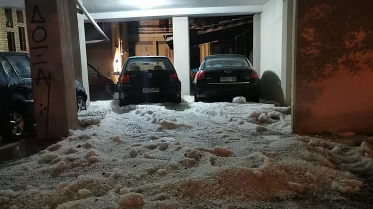 Απίστευτο χαλάζι στη Δράμα - Εγκλωβίστηκαν άνθρωποι στα αυτοκίνητά τους