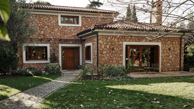 Η vintage κατοικία στα βόρεια προάστια με πίνακες γνωστών ζωγράφων - Ένα εκλεκτικό καταφύγιο μέσα στο πράσινο