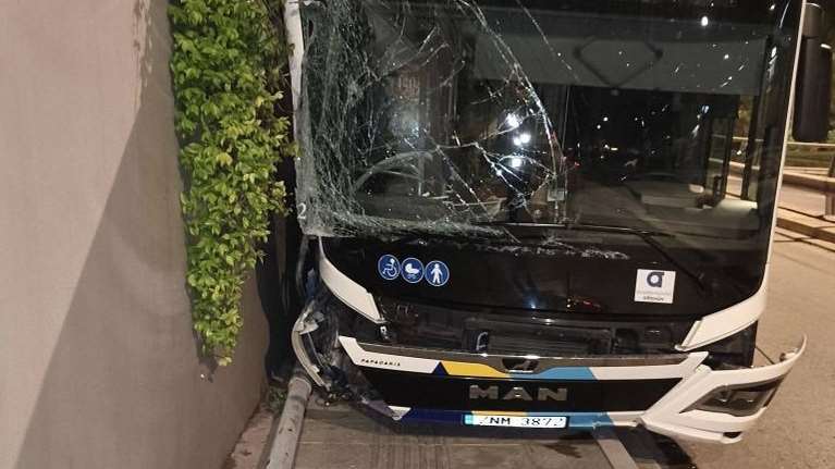 Θρίλερ με &quot;ακυβέρνητο&quot; λεωφορείο στη λεωφόρο Βουλιαγμένης: Ξήλωσε κολώνες και πινακίδες [εικόνες - βίντεο]