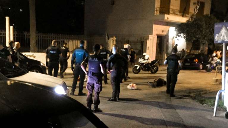 Εικόνες θρίλερ στην Καλλιθέα: Κυνηγούσε τη γυναίκα του στα στενά, μέσα στον κόσμο με το τσεκούρι