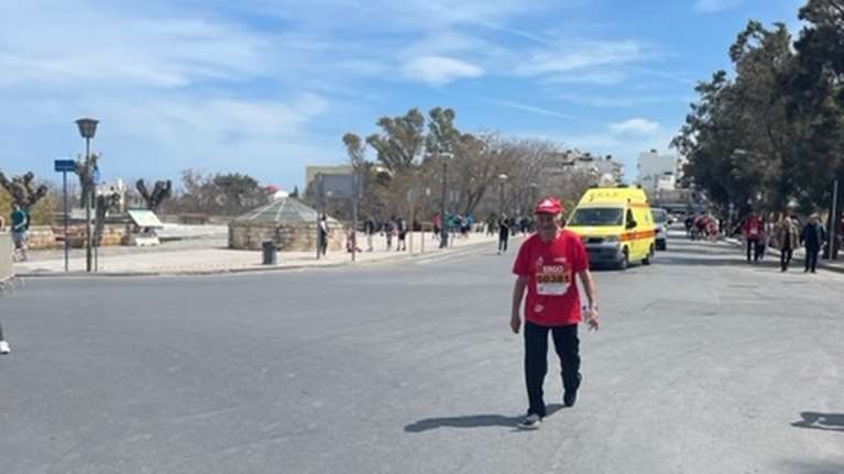 Κρήτη: Έκλεψε τις εντυπώσεις ο 92χρονος που τερμάτισε στο Run Greece με χειροκροτήματα και τη... σειρήνα του ΕΚΑΒ [εικόνες]