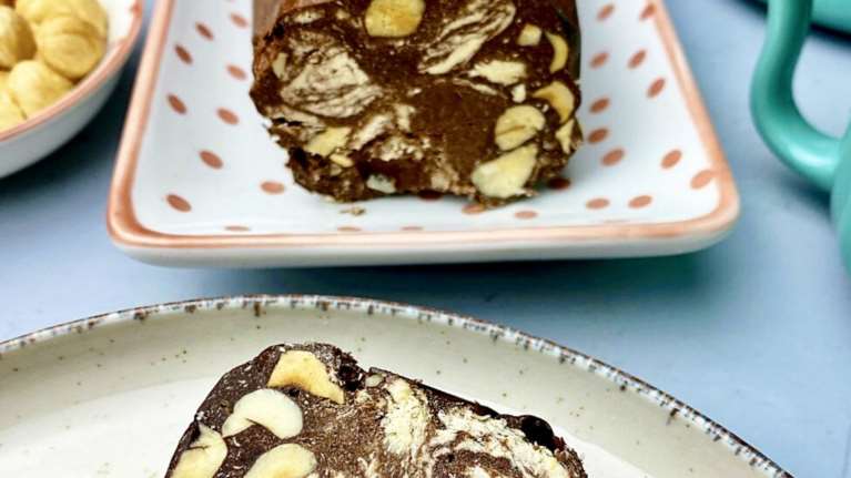 Συνταγή: Εύκολος και υγιεινός κορμός σοκολάτας με φουντούκια - Ετοιμος στο 10λεπτο