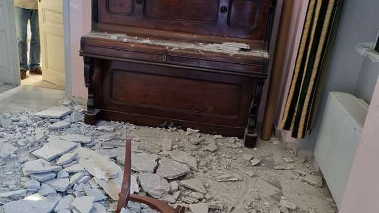 Σάμος: Κατέρρευσε η οροφή του δημαρχείου 5 μέρες μετά τον διπλό σεισμό