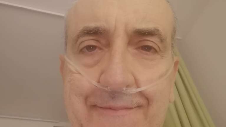 Γιατρός που νοσηλεύεται με κορονοϊό, εξηγεί γιατί πρέπει να εμβολιαστούν οι νέοι- &quot;Please εμβολιαστείτε χθες&quot;...