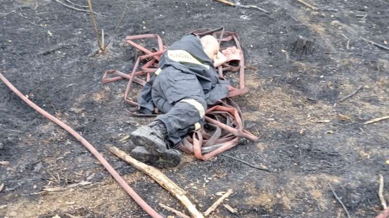 Έβρος: Γροθιά στο στομάχι η φωτογραφία πυροσβέστη που κοιμάται πάνω στην καμένη γη