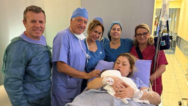 Αυτή είναι η πρώτη γυναίκα στην Ελλάδα που έφερε στον κόσμο δύο παιδιά μετά από μεταμόσχευση ωοθηκών