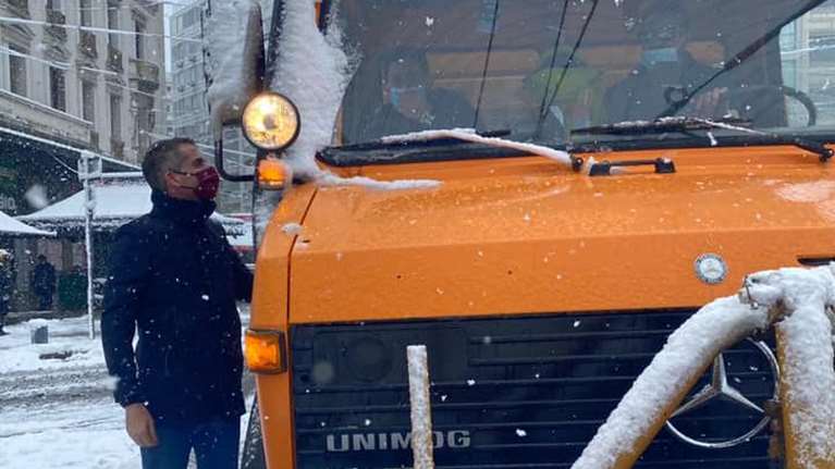 &quot;Μήδεια&quot;: Επί ποδός ο δήμος Αθηναίων με 37 μηχανήματα στους δρόμους - Ανοιχτοί θερμαινόμενοι χώροι για τους άστεγους