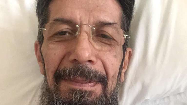 Η φωτογραφία του σεισμολόγου Χουλιάρα από το κρεβάτι του νοσοκομείου: &quot;Πάμε καλά, σας ευχαριστώ&quot;