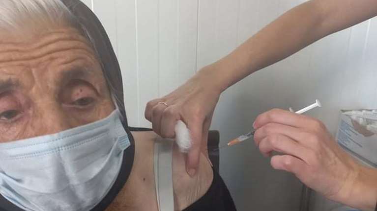 Το βαθιά ανθρώπινο μήνυμα της 100χρονης γιαγιάς από τα Παπαδιάνικα Λακωνίας: Εμβολιαστείτε με την τρίτη δόση