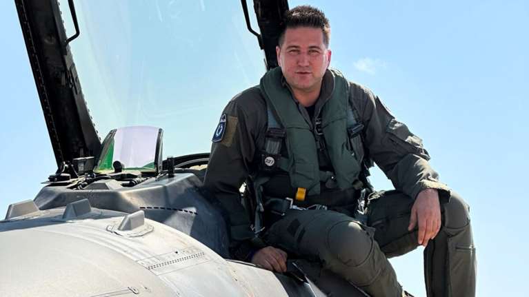 28η Οκτωβρίου: &quot;Υπερήφανος ως Έλληνας και Μακεδόνας&quot;: Τα λόγια του κυβερνήτη του F-16 που συγκίνησε με το μήνυμά του στην παρέλαση [βίντεο]