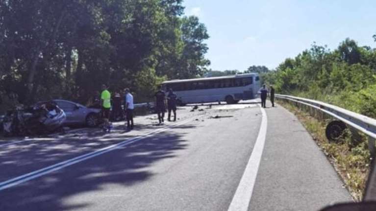 Πολύνεκρο τροχαίο στην Ξάνθη: Τέσσερις άνθρωποι βρήκαν τραγικό θάνατο - ΙΧ κόπηκε στη μέση μετά τη σύγκρουση με  λεωφορείο
