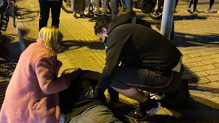 Ο γιατρός Βασίλης Κικίλιας βοήθησε μητέρα και γιο σε τροχαίο στο Γκάζι [Εικόνες]