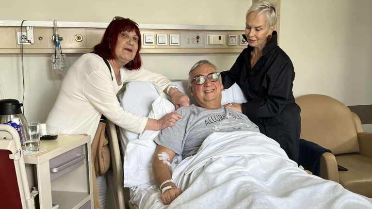 Δημήτρης Σούρας: Στο νοσοκομείο με κάταγμα ο γνωστός ψυχίατρος - Τι συνέβη [εικόνα]