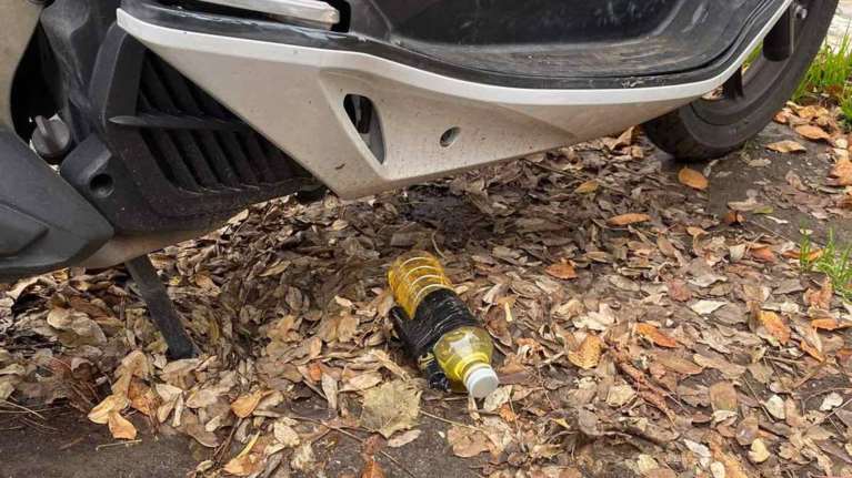 Πατήσια: Εκρηκτική βόμβα μολότοφ εντοπίστηκε κάτω από μηχανή αστυνομικού [Εικόνες]