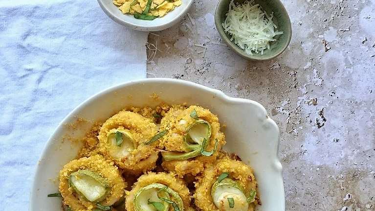 Γρήγορο και εύκολο πιάτο: Ρολάκια κοτόπουλο με κολοκύθι και γραβιέρα