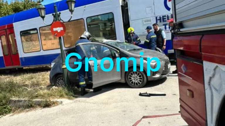 Πάτρα: Σύγκρουση ΙΧ με τρένο στην Ανθείας - Στο νοσοκομείο η οδηγός του αυτοκινήτου [εικόνες]