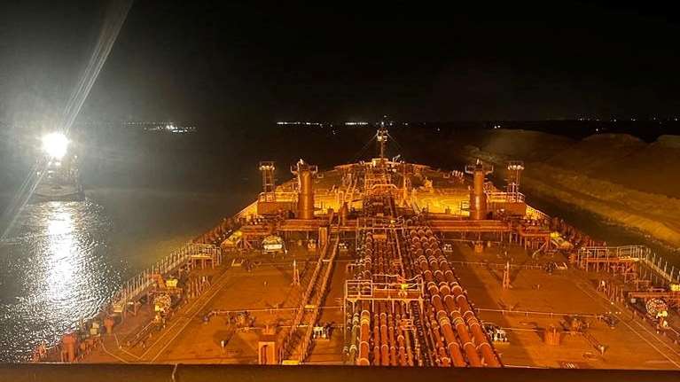 Αίγυπτος: Γιγάντιο δεξαμενόπλοιο προσάραξε και έκλεισε τη Διώρυγα του Σουέζ για 20 λεπτά