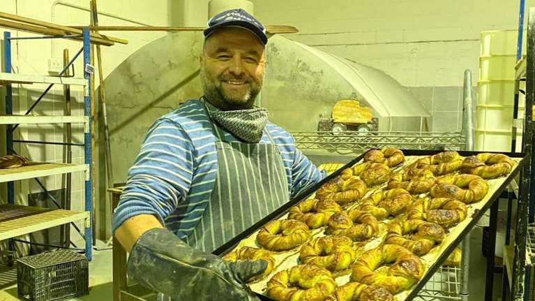 Ο 48χρονος που έφυγε από τη Λέσβο, πήγε στη Νότιο Αφρική, άνοιξε φούρνο και... ξεπουλάει [εικόνες]