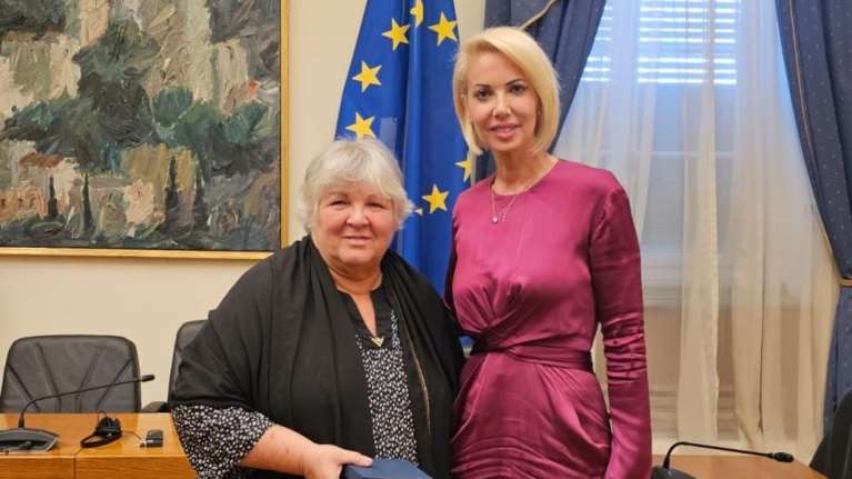 Η Κατερίνα Μονογυιού (ΝΔ) κάλεσε την κόρη του Τσε Γκεβάρα να επισκεφθεί τη Μύκονο [εικόνες]