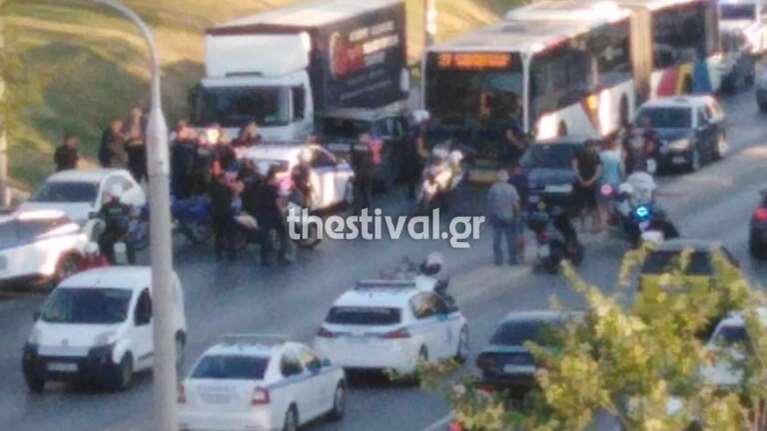 Θεσσαλονίκη: Άγρια καταδίωξη ΙΧ οχήματος που έπεσε πάνω σε λεωφορείο - Απασχολούσε και για παλαιότερη υπόθεση